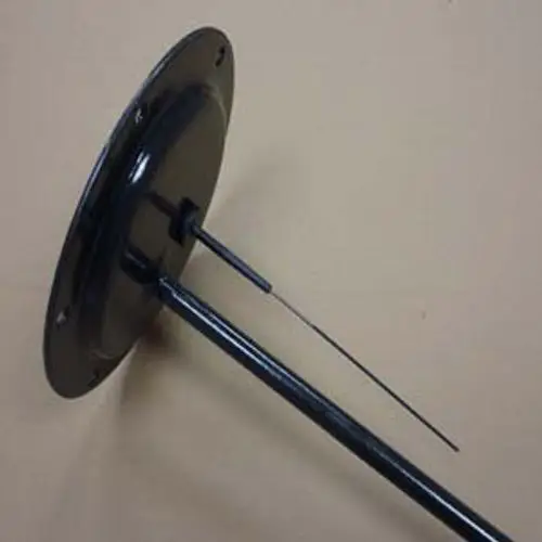Reinigungsdeckel mit T.A. Anode von Remeha, schwarze Metallkonstruktion mit runder Basis und zwei angeschlossenen Drähten.